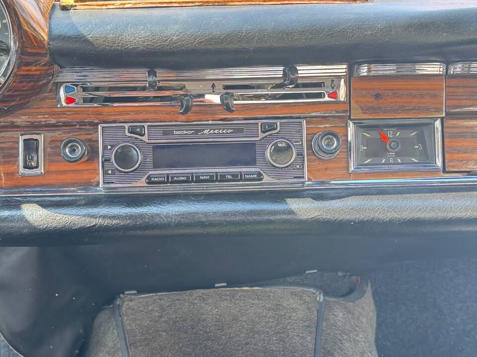 Image 26/37 de Mercedes-Benz 250 SE (1966)