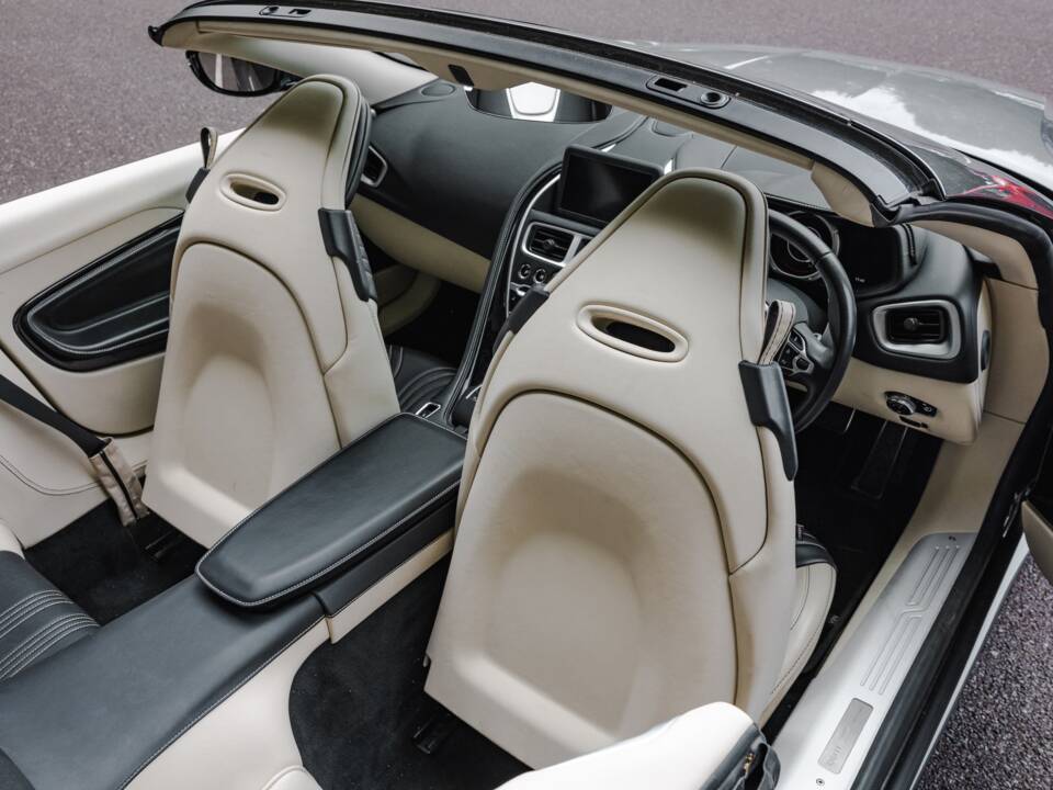 Image 13/39 of Aston Martin DB 11 Volante (2018)