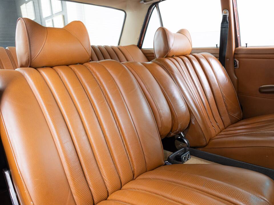 Image 14/26 of Mercedes-Benz 280 SE 4,5 (1972)