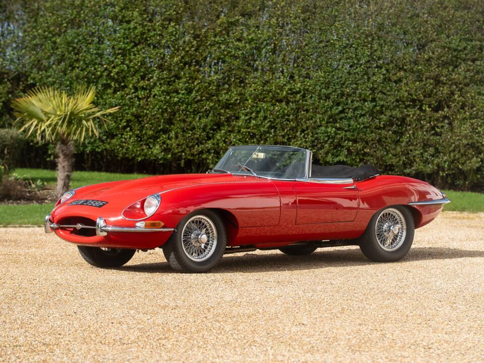 Image 13/50 de Jaguar E-Type (1967)