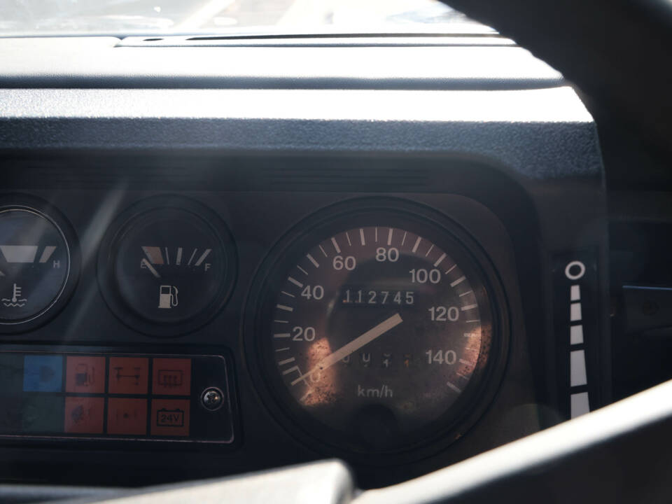 Image 31/38 of Land Rover 110 (1989)