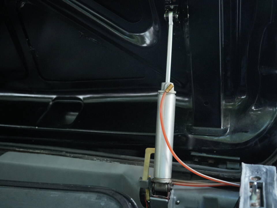 Immagine 52/57 di Lincoln Continental Convertible (1966)