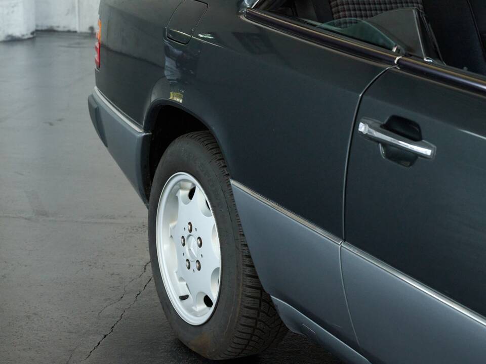 Bild 26/50 von Mercedes-Benz 300 CE (1991)