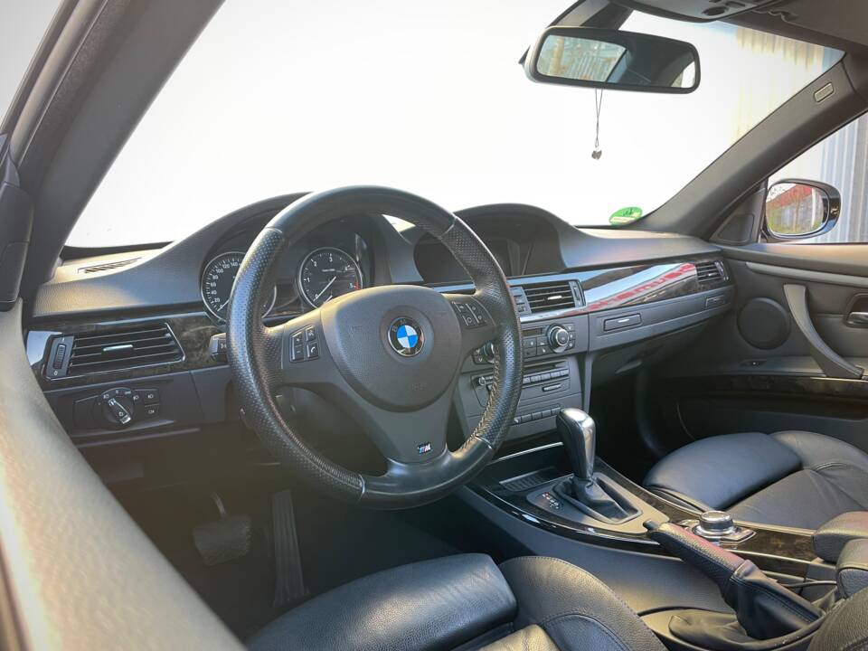 Image 17/28 of BMW 325d (2010)