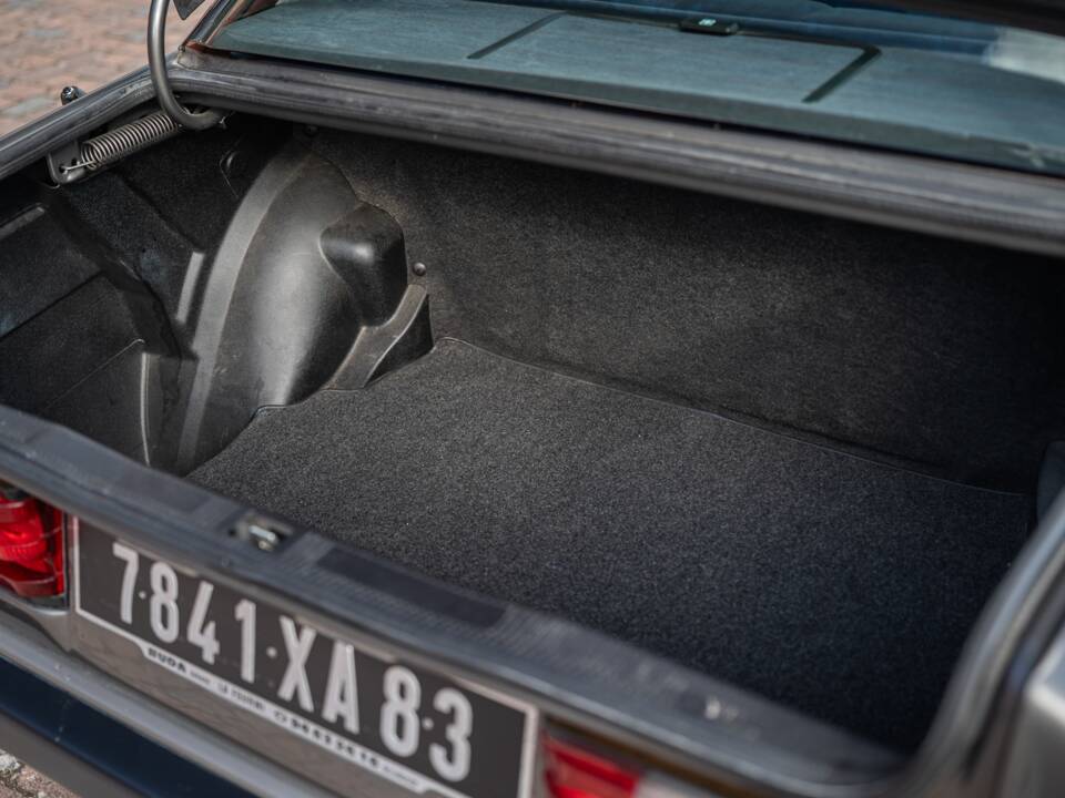 Immagine 18/73 di Mercedes-Benz 190 D 2.5 (1990)