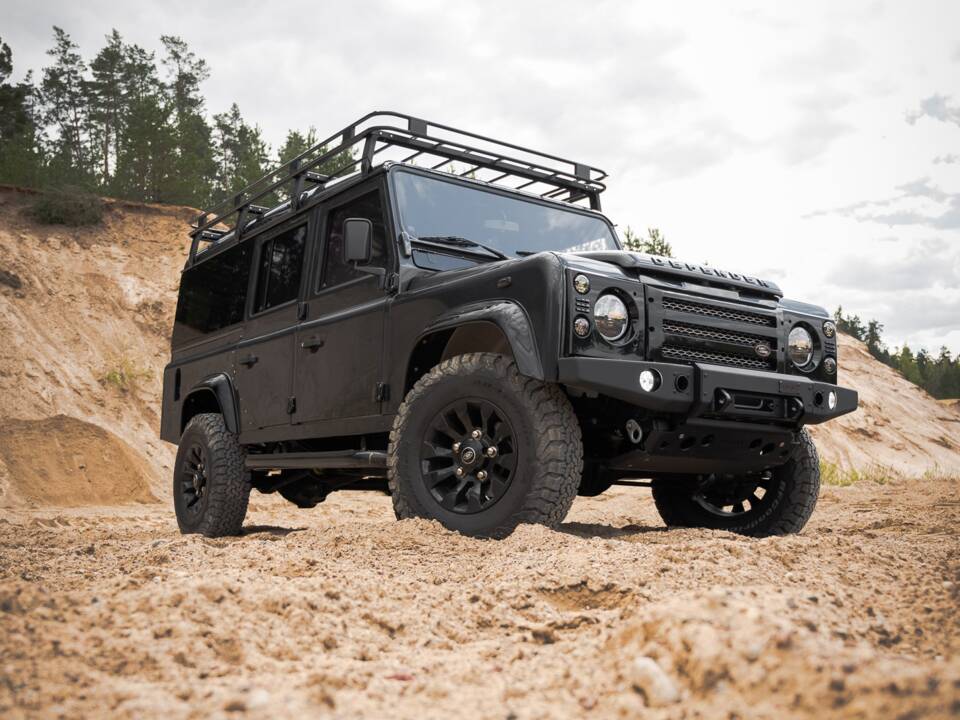 Image 3/41 of Land Rover Defender 110 (1992)