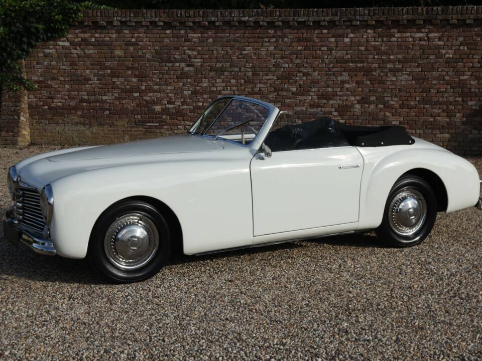 Image 46/50 of SIMCA 8 Sport (1950)