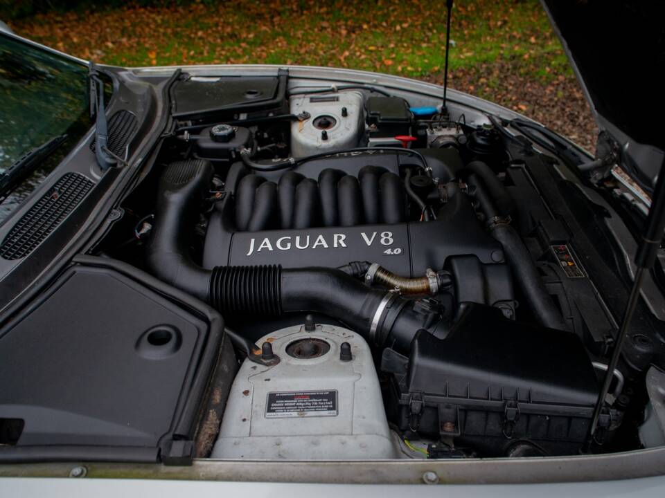 Image 6/20 of Jaguar XKR (2001)