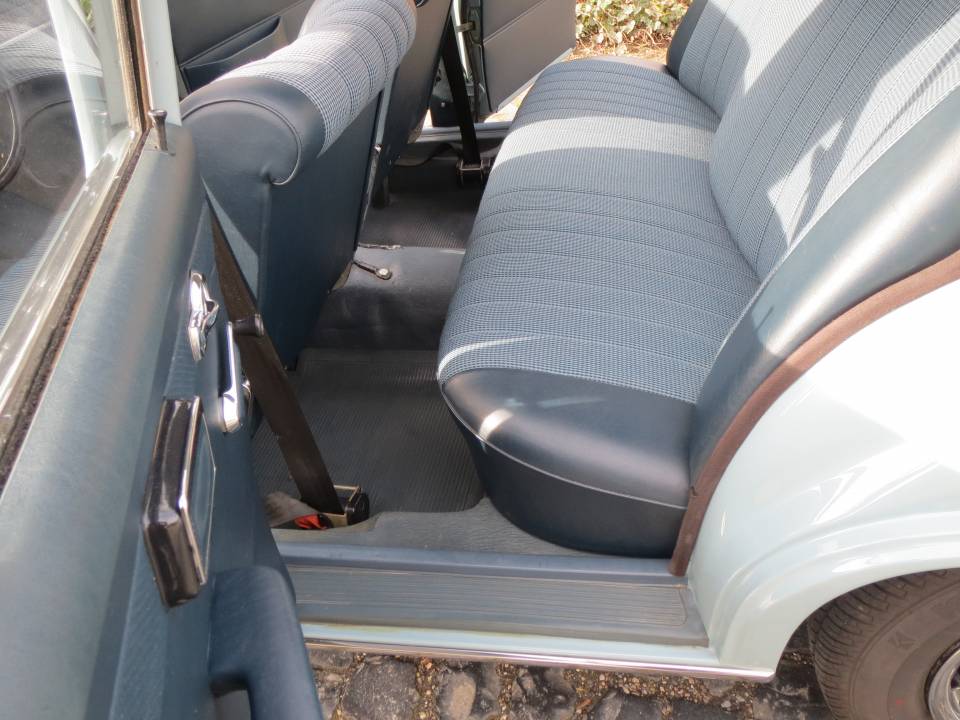 Imagen 12/25 de Mercedes-Benz 200 D (1966)