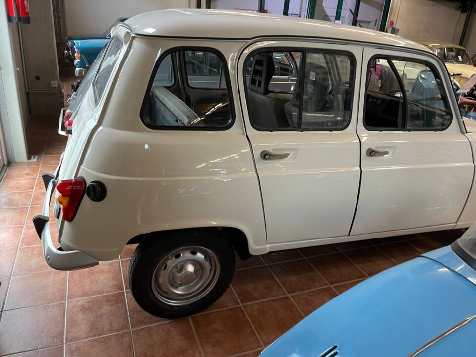 Image 32/50 of Renault R 4 (1987)