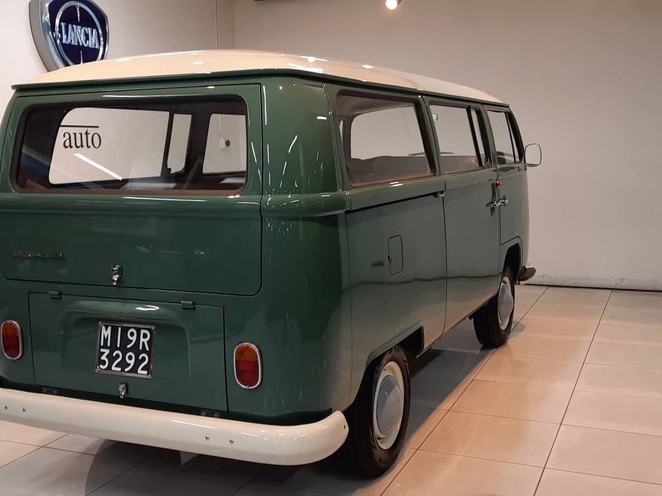 Image 2/37 of Volkswagen T2a Kombi (1970)