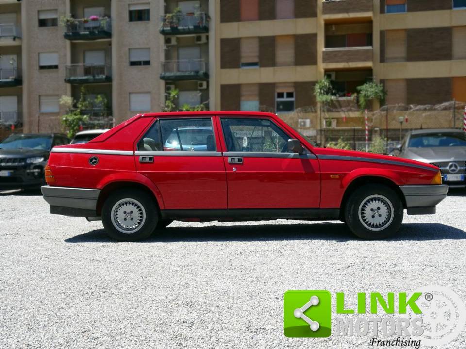 Image 6/10 de Alfa Romeo 75 1.6 (1988)