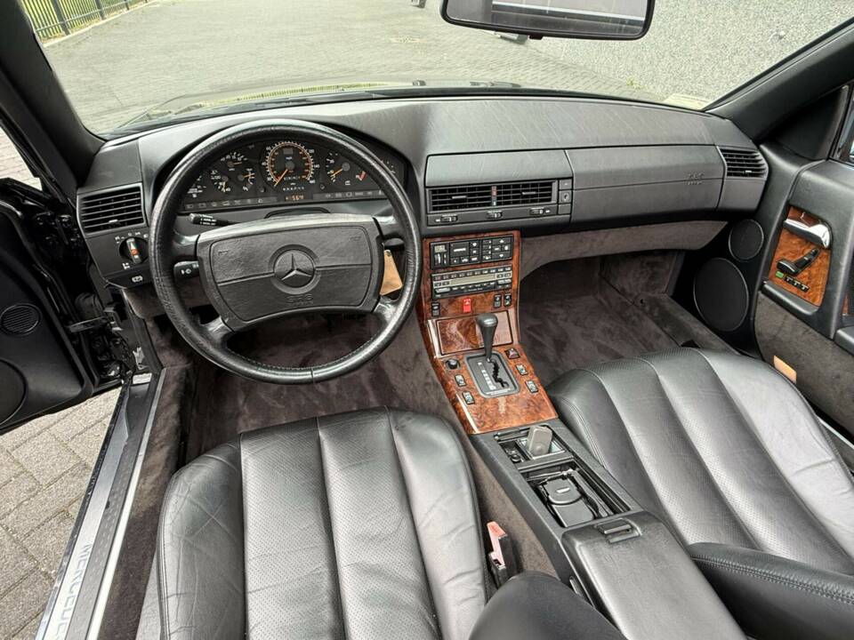 Image 28/50 of Mercedes-Benz 500 SL (1991)