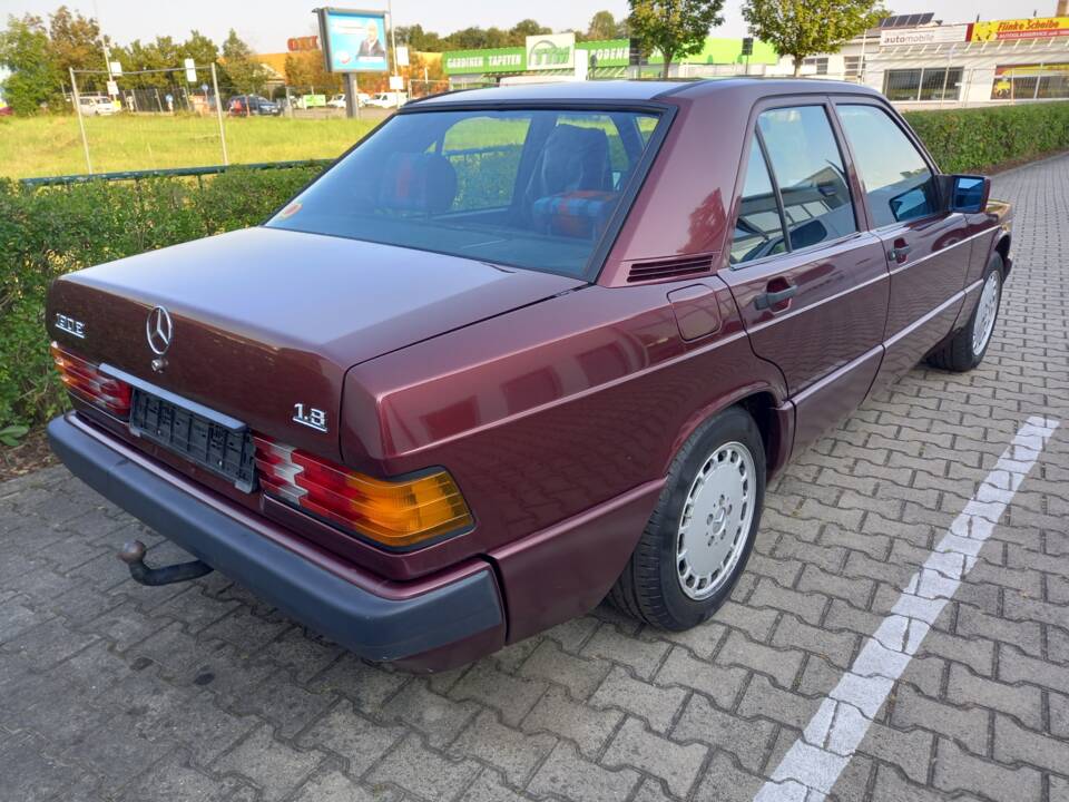 Image 20/137 of Mercedes-Benz 190 E 1.8 Avantgarde &quot;Rosso&quot; (1992)
