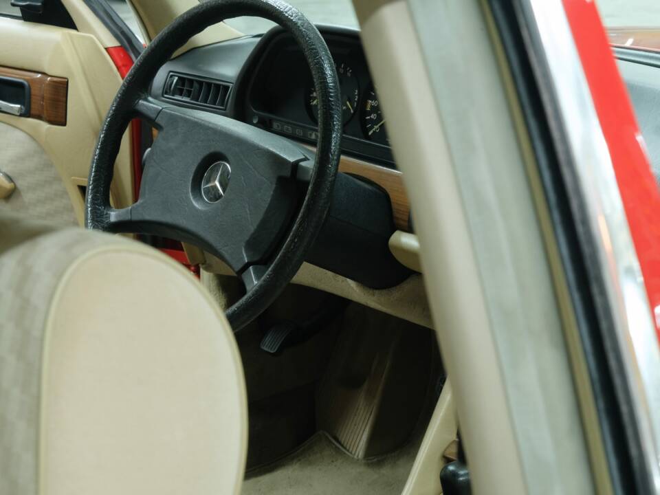 Bild 27/50 von Mercedes-Benz 260 SE (1986)