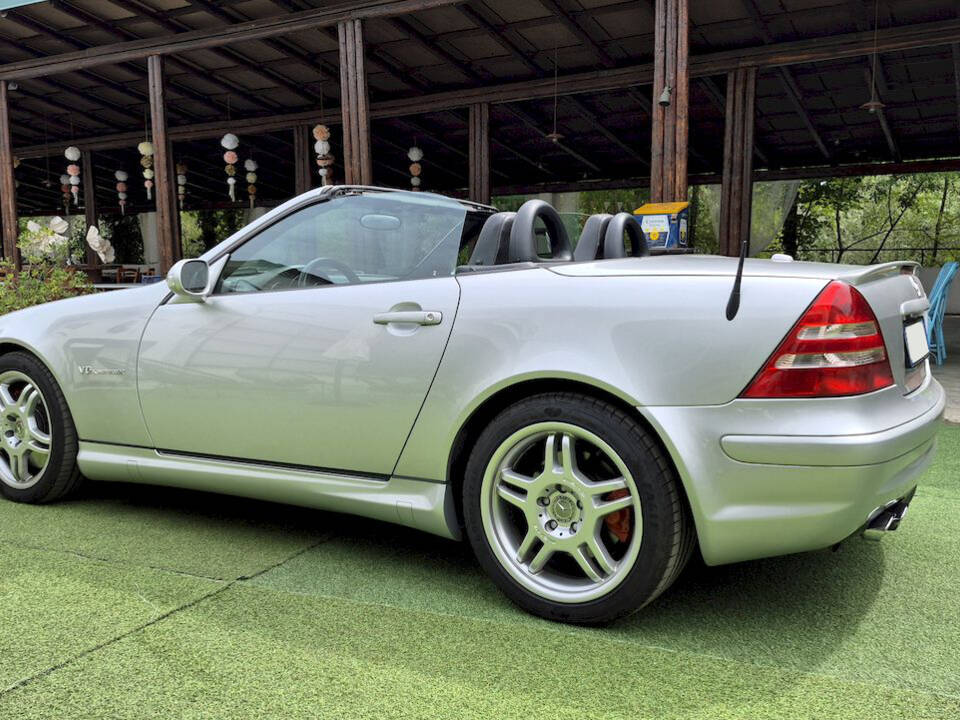 Afbeelding 14/63 van Mercedes-Benz SLK 32 AMG (2001)
