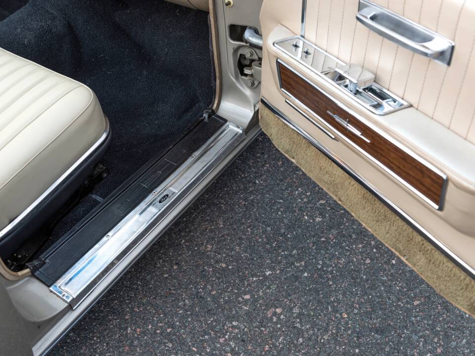 Bild 37/100 von Lincoln Continental Convertible (1965)
