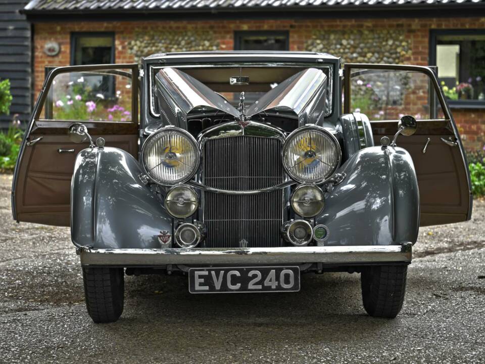 Image 21/50 of Alvis 4.3 Liter Saloon (1940)