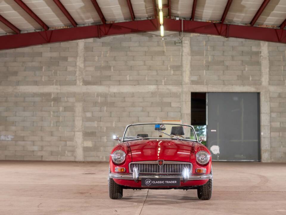 Image 4/27 of MG MGB GT (1972)