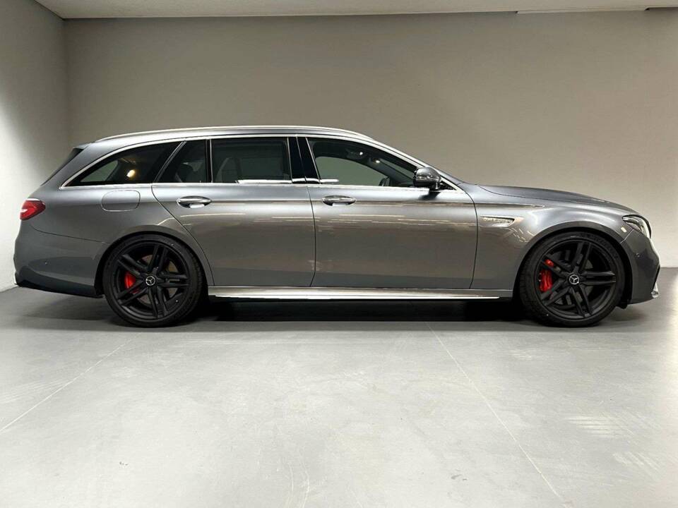 Image 3/15 of Mercedes-Benz AMG E 63 S 4MATIC+ T (2017)