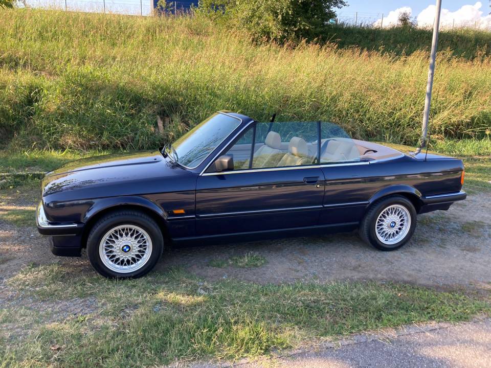 Image 17/23 of BMW 320i (1989)