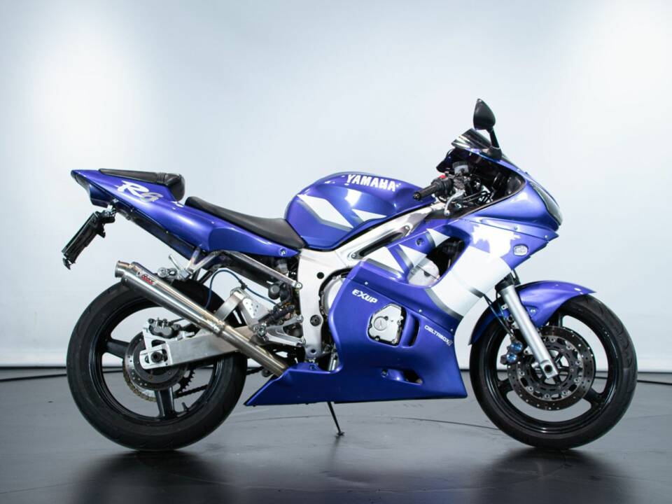 Immagine 4/12 di Yamaha DUMMY (1999)