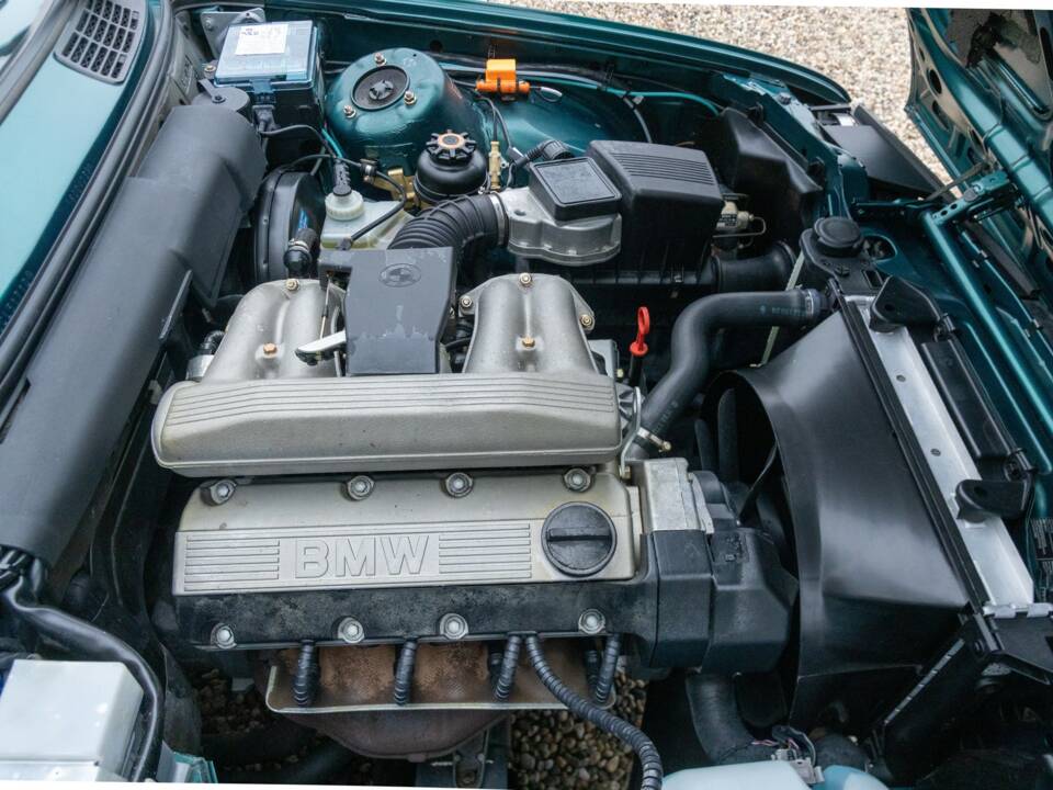 Image 42/50 of BMW 316i Touring (1993)