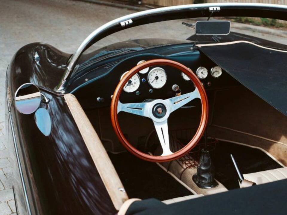 Image 8/15 of Intermeccanica Speedster (1973)