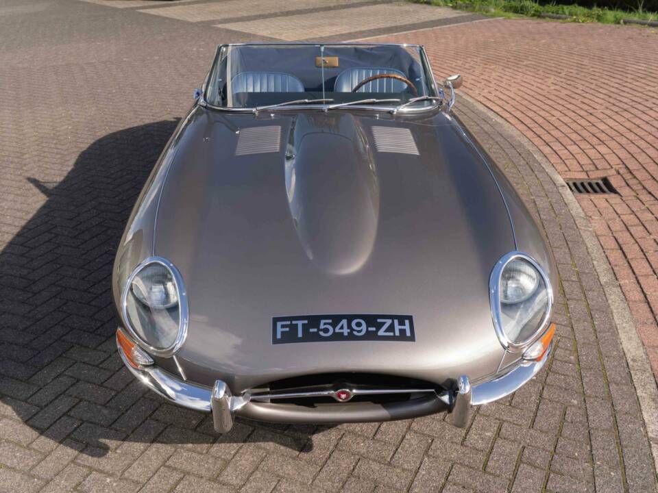 Image 2/6 of Jaguar E-Type 4.2 (1965)