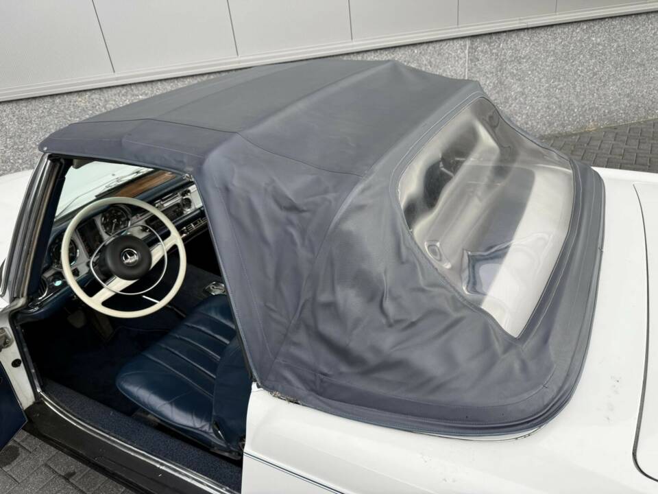 Image 28/50 of Mercedes-Benz 280 SL (1971)