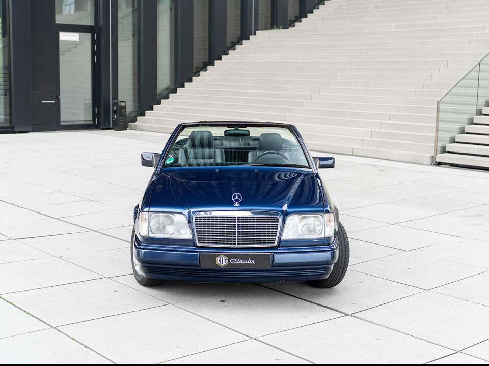 Image 5/45 of Mercedes-Benz E 220 (1995)