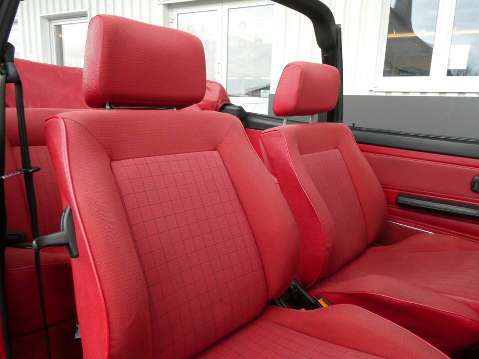 Bild 14/23 von Volkswagen Golf I Cabrio 1.8 (1990)