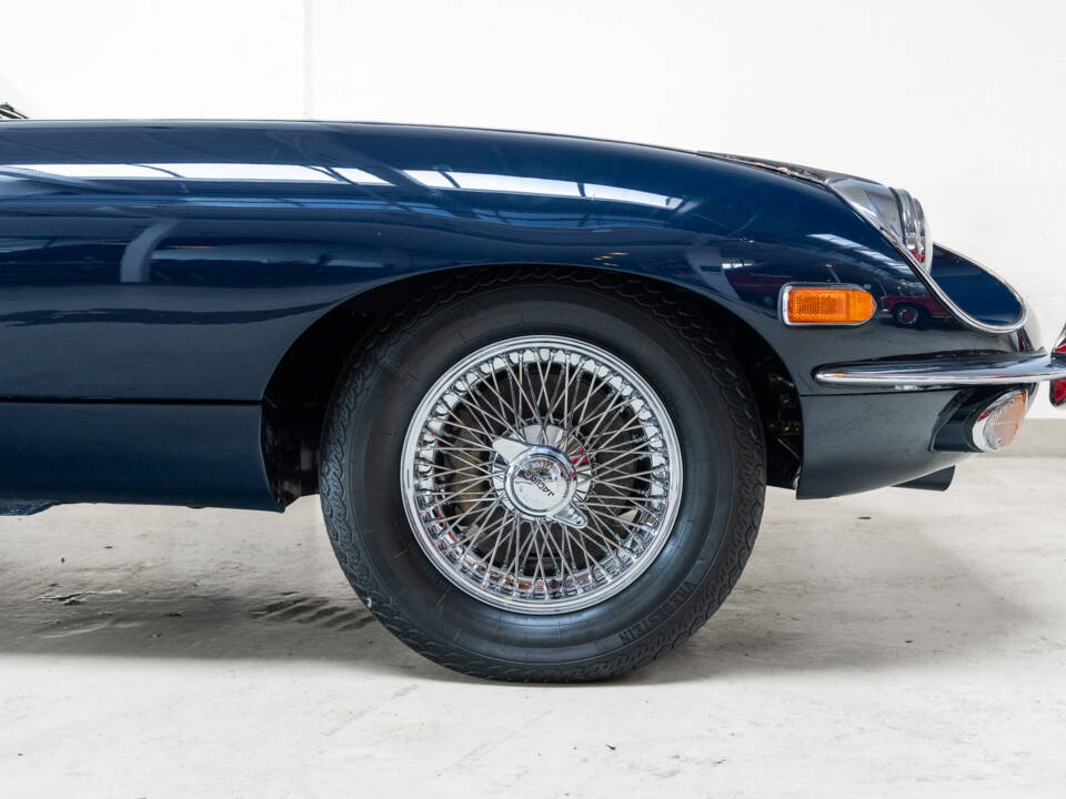 Image 26/36 of Jaguar E-Type (1969)