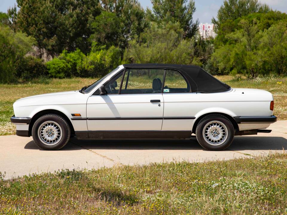 Image 38/70 of BMW 320i (1990)