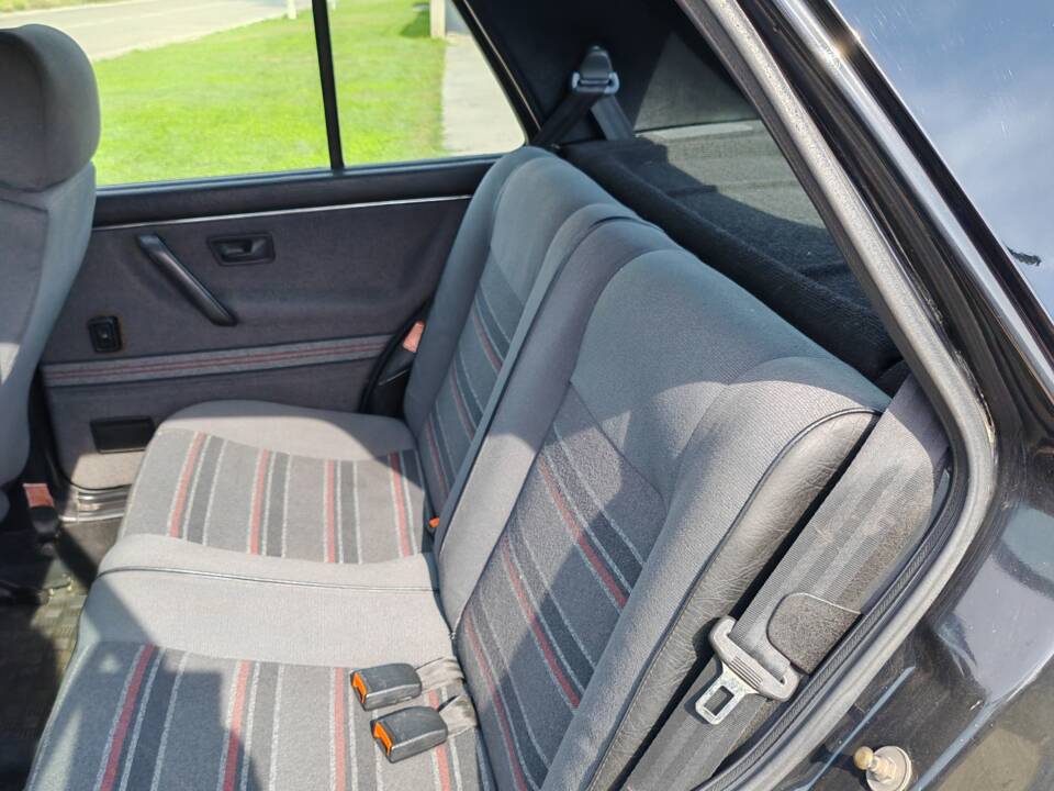 Bild 33/42 von Volkswagen Golf II GTi 16V 1.8 (1986)