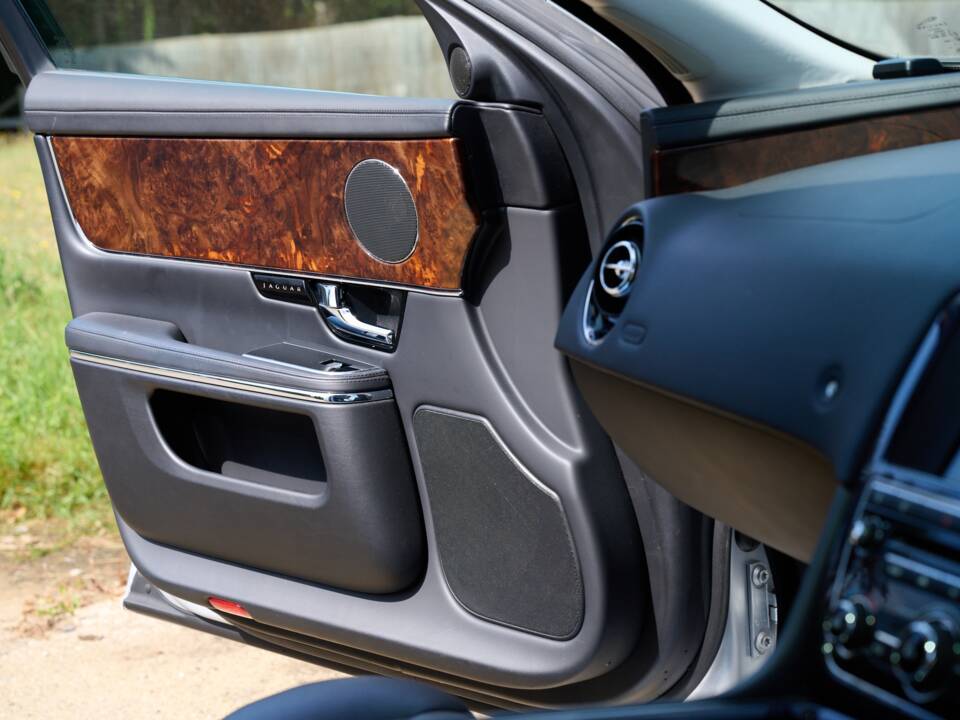 Bild 28/50 von Jaguar XJ 5.0 (2012)