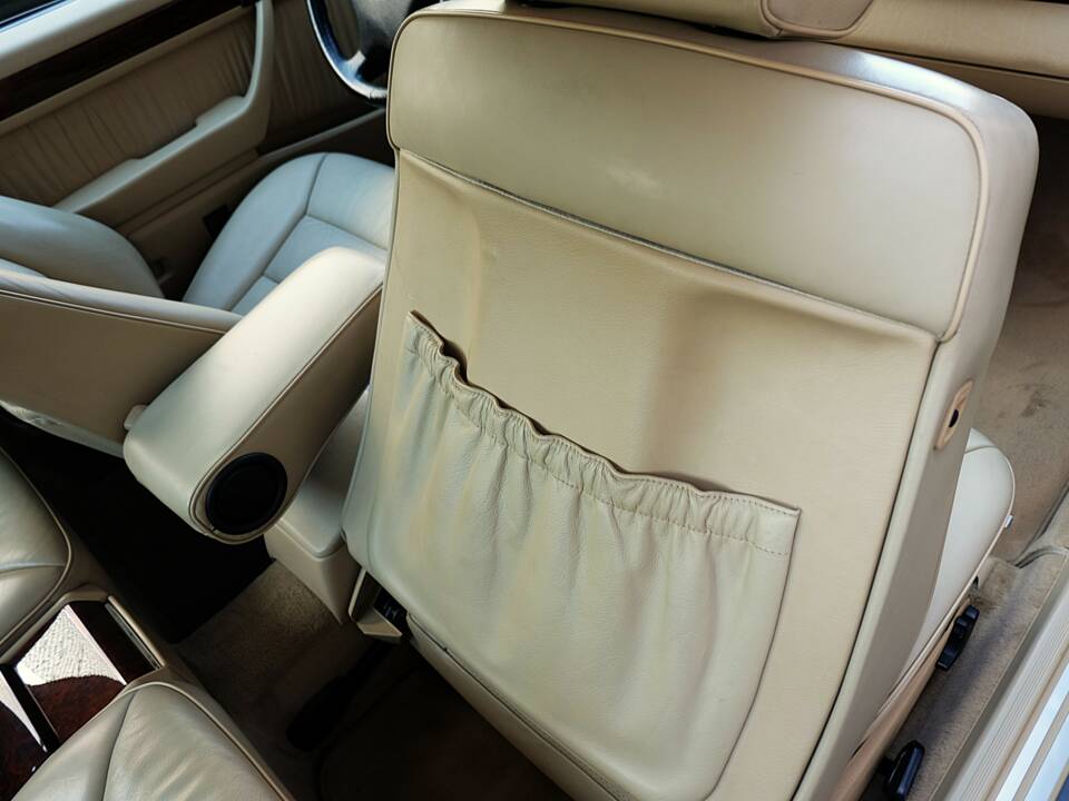 Image 19/63 of Mercedes-Benz 300 CE (1991)