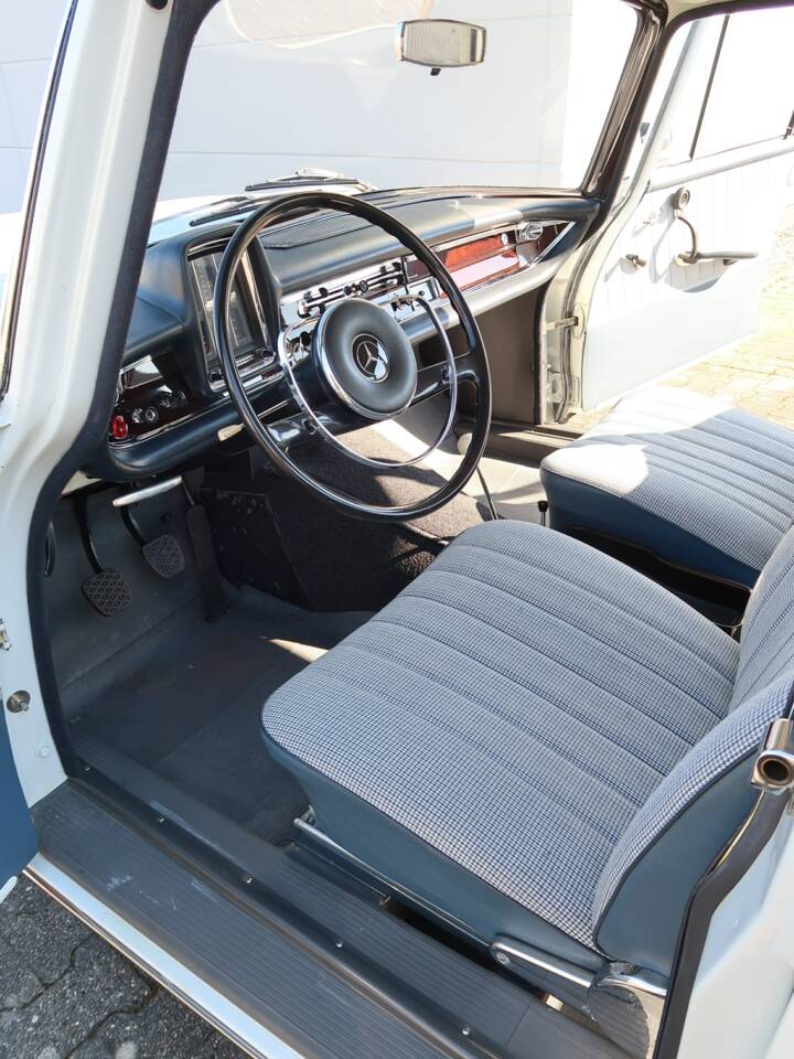 Image 14/50 of Mercedes-Benz 220 b (1965)