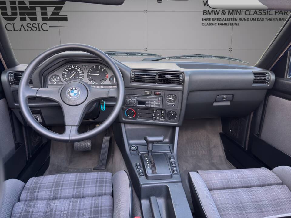 Image 11/27 of BMW 320i (1990)