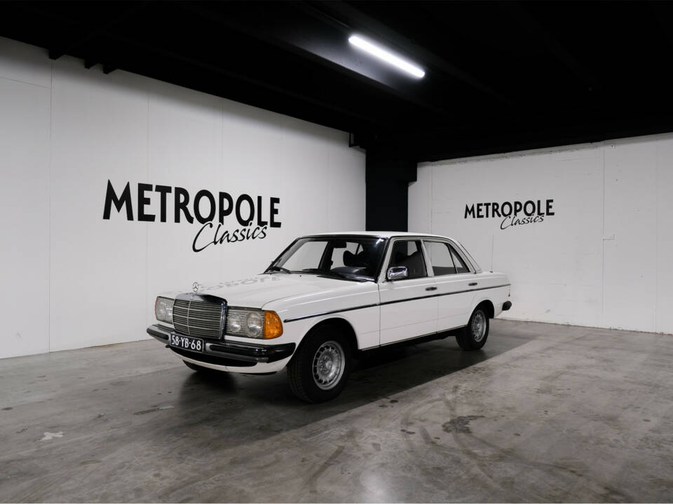 Immagine 3/27 di Mercedes-Benz 230 (1977)