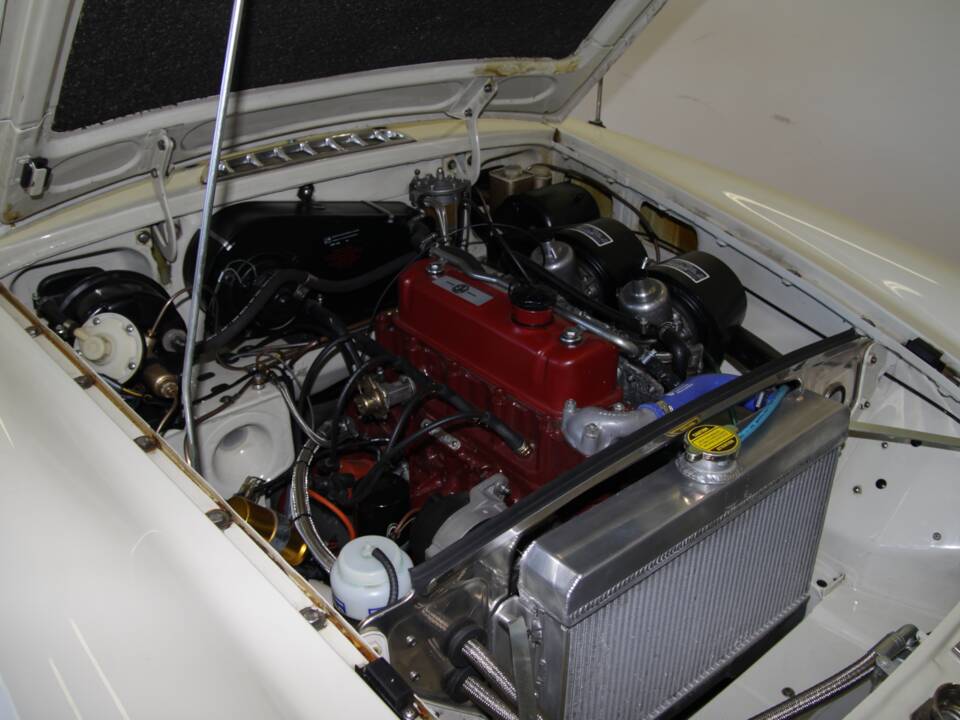 Bild 20/28 von MG MGB GT (1968)
