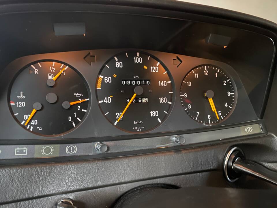 Image 36/100 of Mercedes-Benz 300 D (1983)
