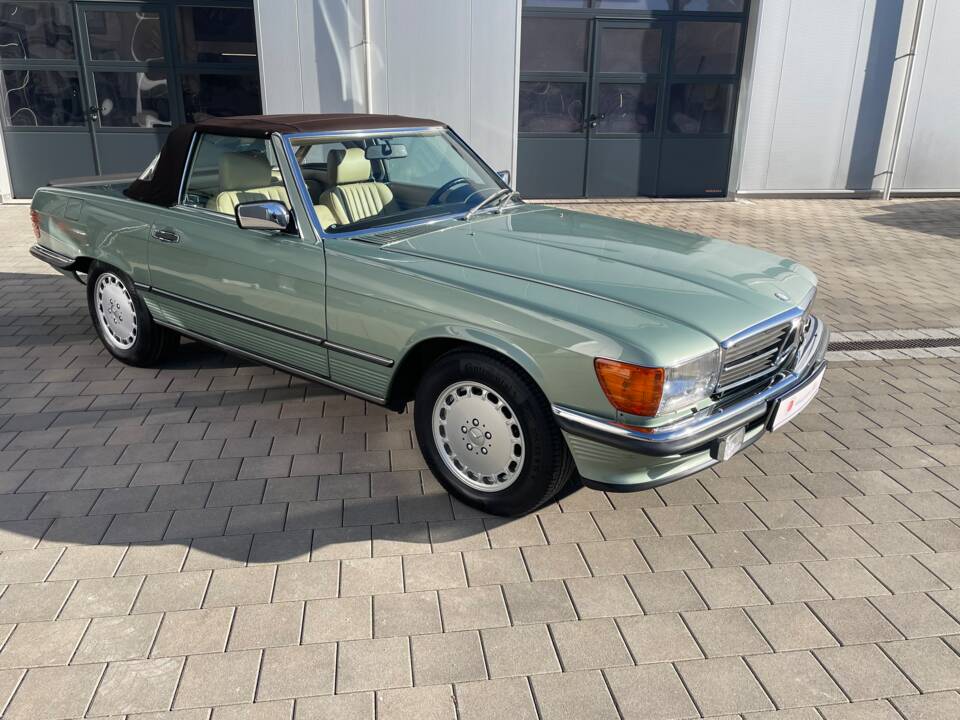 Afbeelding 4/31 van Mercedes-Benz 500 SL (1987)