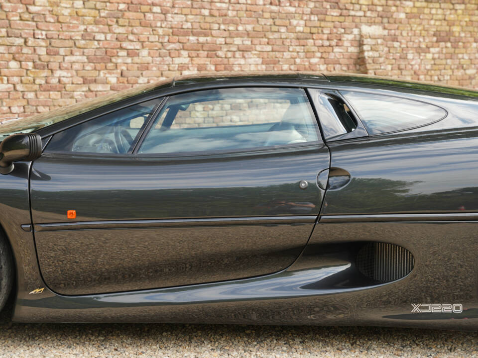 Image 21/50 of Jaguar XJ 220 (1993)
