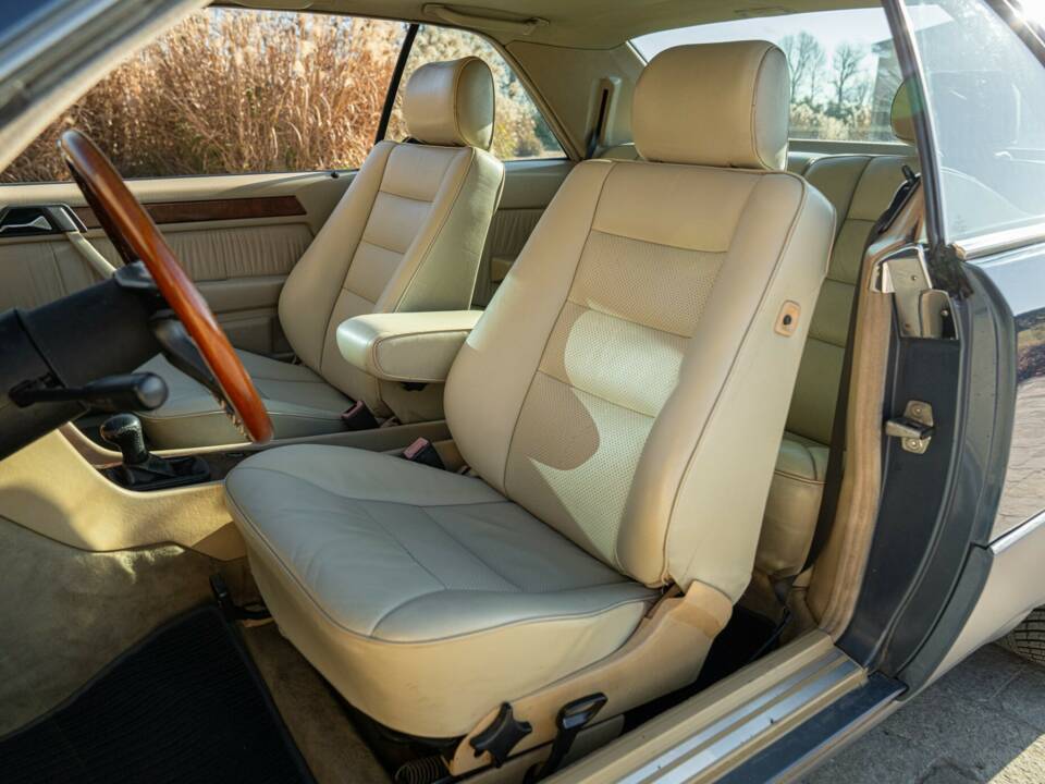 Afbeelding 23/50 van Mercedes-Benz 200 CE (1992)