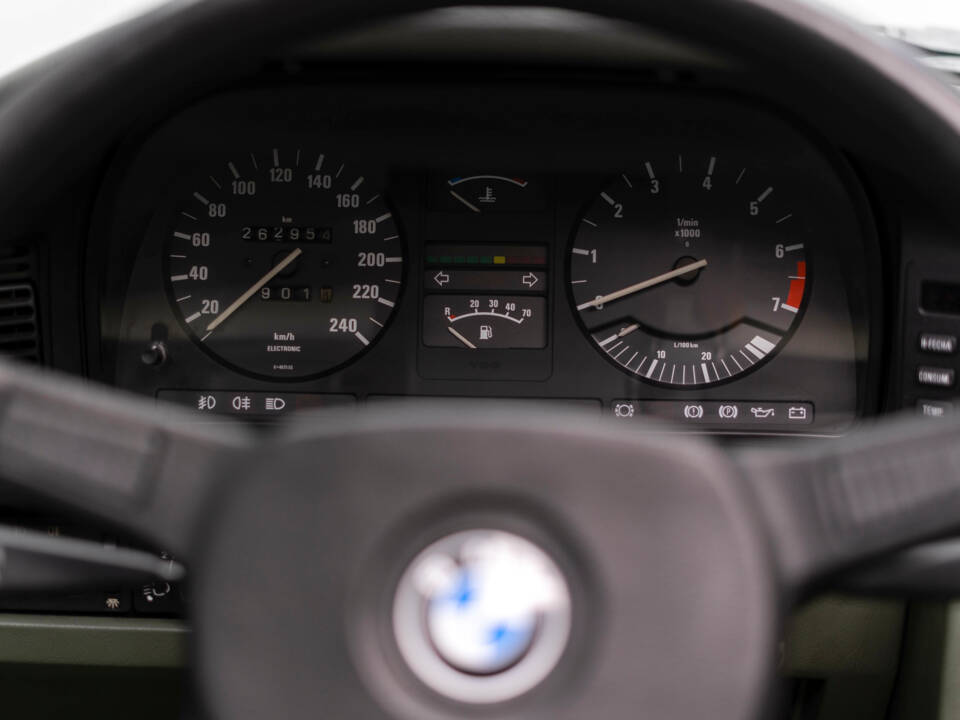 Immagine 26/43 di BMW 528i (1986)