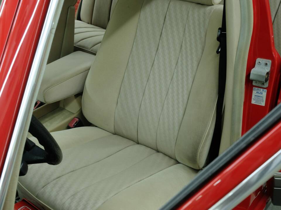 Bild 35/50 von Mercedes-Benz 260 SE (1986)