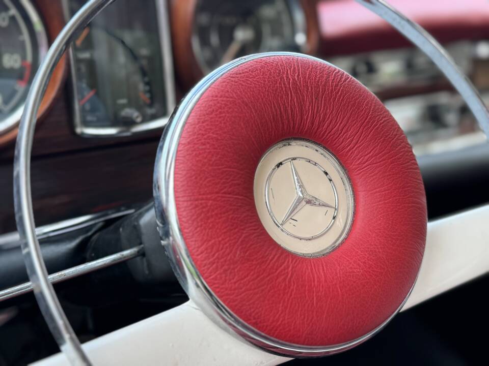 Image 16/132 of Mercedes-Benz 220 SE b (1963)