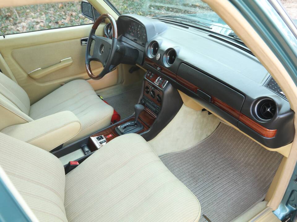 Image 7/24 of Mercedes-Benz 280 TE (1983)