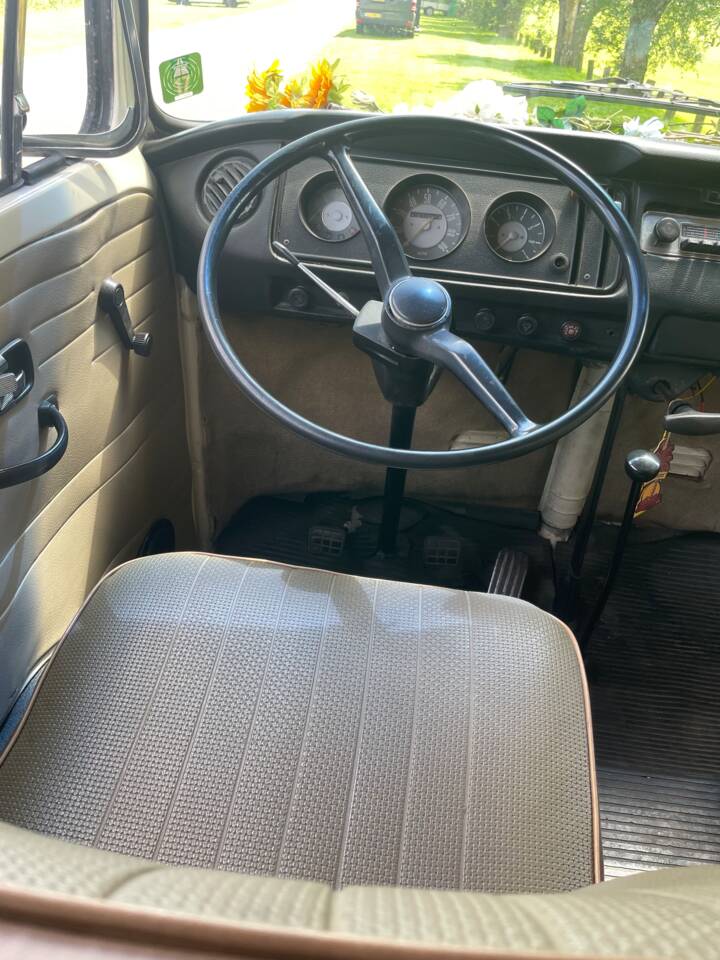 Image 8/9 of Volkswagen T2a Westfalia (1971)